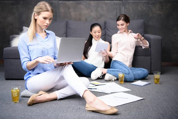 Geschäftsfrau mit Laptop — Stockfoto