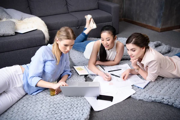 Empresarias trabajando juntas - foto de stock