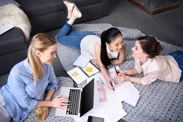 Businesswomen having discussion — Stock Photo