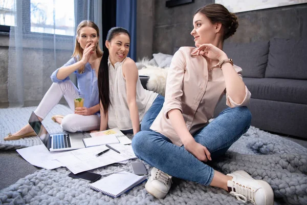 Mujer de negocios mirando a sus colegas - foto de stock