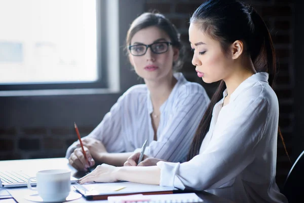 Mujeres de negocios discutiendo plan de negocios - foto de stock