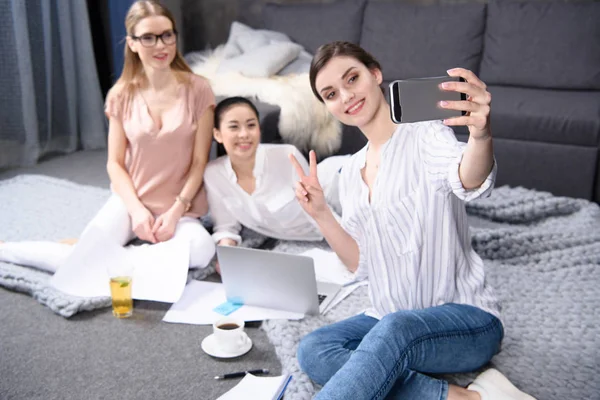 Kollegen machen Selfie — Stockfoto