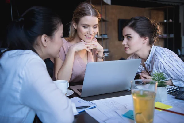 Young businesswomen working on laptop at office — Stock Photo