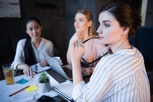 Femmes d'affaires occasionnelles travaillant au bureau — Photo de stock