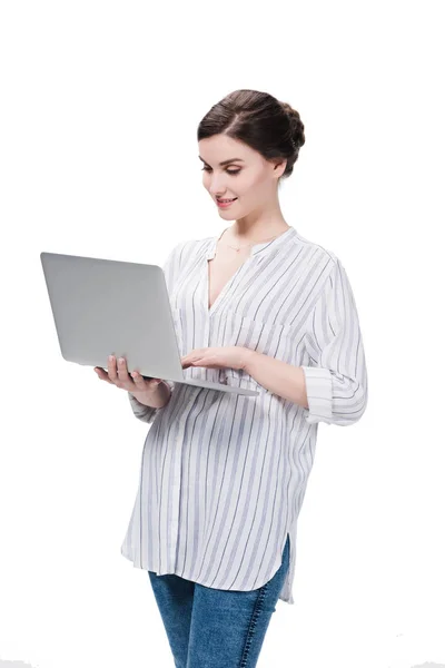 Femme caucasienne utilisant un ordinateur portable tout en se tenant debout — Photo de stock