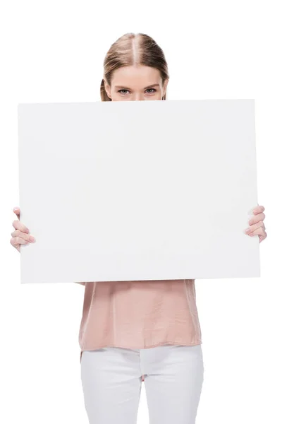 Mujer joven sosteniendo pancarta en blanco - foto de stock