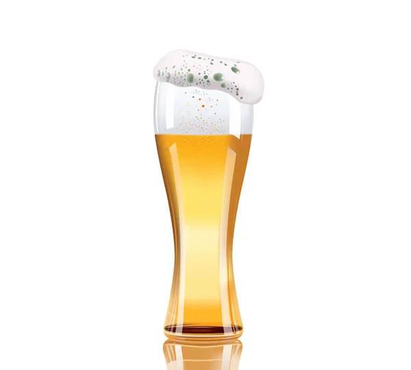 Vidro de cerveja vetorial isolado no fundo branco. Vidro foto-realista elegante de cerveja e espuma. Ilustração vetorial . — Vetor de Stock