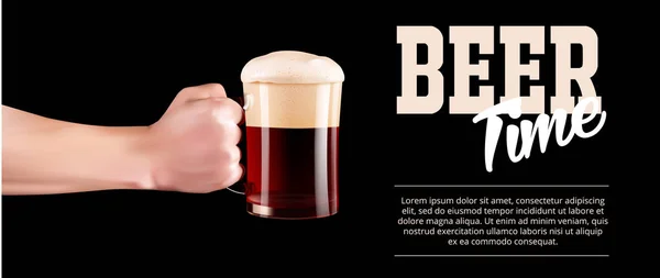 Ruce drží sklenici vychlazené pivo s plnou pěny. Realistické ruka s pivem na černém pozadí. — Stockový vektor