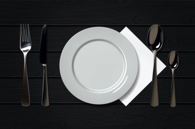 Kaşık, bıçak ve çatal ahşap arka plan üzerinde boş gerçekçi plakalı. Çatal bıçak takımı ahşap bir masa üzerinde