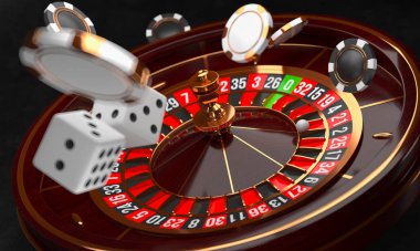 Kumarhane arka planı. Siyah arka plan üzerinde Lüks Casino rulet tekerlek. Casino teması. Bir top, cips ve zar ile yakın çekim beyaz casino rulet. Poker oyun masası. 3d render illüstrasyon.