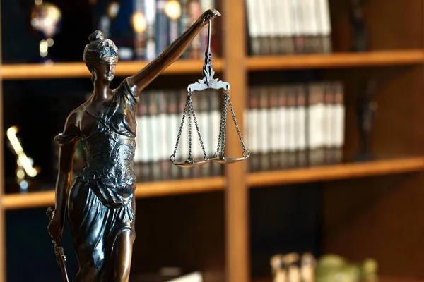 Tanrıçası Themis heykeli
