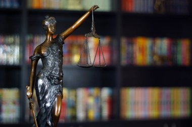 Tanrıçası Themis heykeli