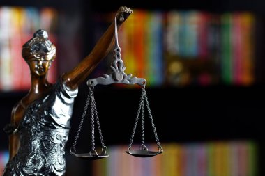 Tanrıçası Themis heykeli