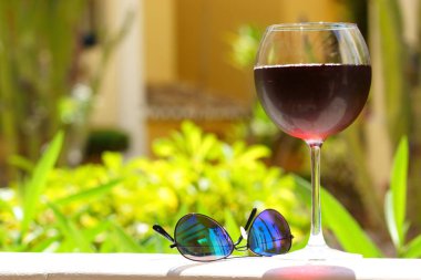 Bardağı soğuk sangria ile