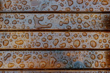 Suyun arka planı ahşap bir yüzeye düşer.