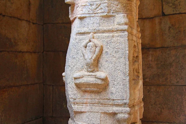 在印度寺庙的柱子上的瑜伽士符号亨比 — 图库照片