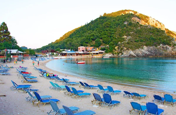 Tumbonas en la playa en la Bahía de Paleokastritsa Corfú Grecia —  Fotos de Stock