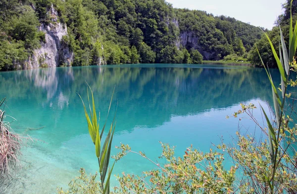 Lagos Plitvice na Croácia. Belo lago azul na Croácia — Fotografia de Stock