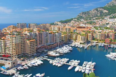 Panoramik bir Fontvieille - Monaco yeni bölge. Tekneler ve yüksek katlı apartman kompleksi. Monako Prensliği Batı Avrupa'da Fransız Rivierası'nda bulunan bir özerk şehir durumudur,.