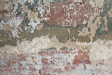 Eski bir kırık duvardan peeling eski lapa lapa beyaz boya. Çatlaklar, çizik, peeling eski boya ve sıva arka plan üzerinde eski duvar çimento. Bir çimento taş duvar eski vintage kırık olarak.