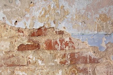 Tuğla duvar Pis, beyaz bir duvardan dökülen eski beyaz boya. Çatlaklar, sıyrıklar, eski çimento duvarının arka planında eski boya ve alçı. Eski bir beton duvar çatladı..