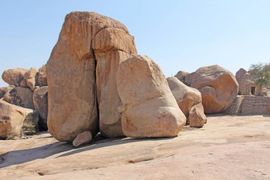 Büyük büyük taşlar kayalar Hampi içinde. Hemakuta tepe. Karnataka, Hindistan.