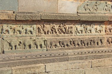 Taş Tapınak Hampi duvarlara bas-reliefs. Oyma taş antik arka plan. Taştan oyulmuş resimler. UNESCO dünya mirası. Karnataka, Hindistan. Kraliyet muhafaza.