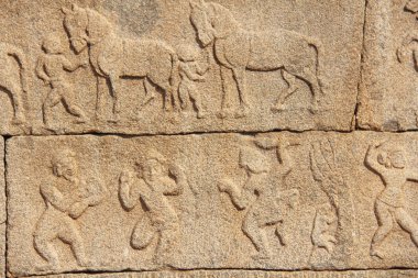 Taş Tapınak Hampi duvarlara bas-reliefs. Oyma taş antik arka plan. Taştan oyulmuş resimler. UNESCO dünya mirası. Karnataka, Hindistan. Kraliyet muhafaza.