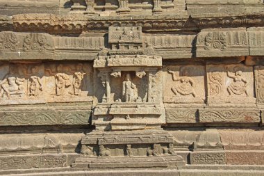 Taş Tapınak Hampi duvarlara bas-reliefs. Oyma taş antik arka plan. Taştan oyulmuş resimler. UNESCO dünya mirası. Karnataka, Hindistan. Kraliyet muhafaza.