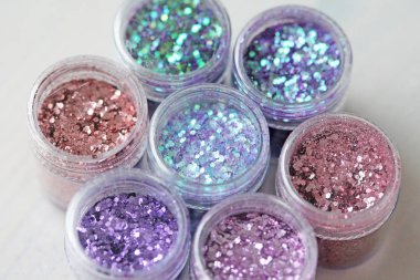 Çok renkli pullu bir kutu çivi tasarımı için. Kavanozlarda parıltı. Folyo tırnak hizmet için. Fotoğraf kümesi. Köpüklü güzellik ışıltı, glitter.
