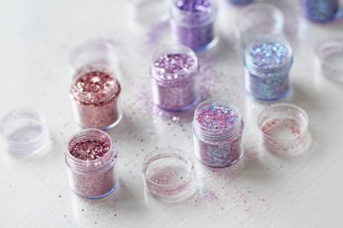 Çok renkli pullu bir kutu çivi tasarımı için. Kavanozlarda parıltı. Folyo tırnak hizmet için. Fotoğraf kümesi. Köpüklü güzellik ışıltı, glitter.