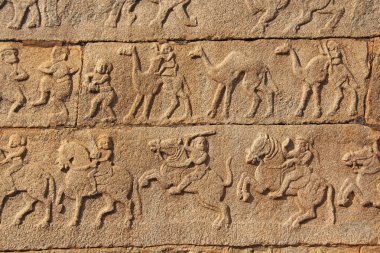 Taş Tapınak Hampi duvarlara bas-reliefs. Oyma taş antik arka plan. Taştan oyulmuş resimler. UNESCO dünya mirası. Karnataka, Hindistan. Bej renkli arka plan. Kraliyet muhafaza.