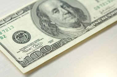 Yüz dolar bir not ile. 100 dolar