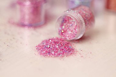 Pembe pullu bir kutu çivi tasarımı için. Kavanozlarda parıltı. Folyo tırnak hizmet için. Fotoğraf kümesi. Köpüklü güzellik ışıltı, glitter.