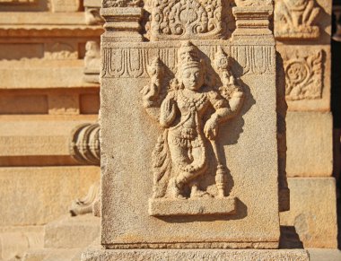 Tapınak Hampi sütununda taş bas-reliefs. Oyma taş antik arka plan. Taştan oyulmuş resimler. UNESCO dünya mirası. Karnataka, Hindistan. Taş arka plan.
