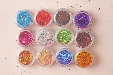 Çok renkli pullu bir kutu çivi tasarımı için. Kavanozlarda parıltı. Folyo tırnak hizmet için. Fotoğraf kümesi. Köpüklü güzellik ışıltı, glitter.