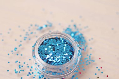 Mavi pullu bir kutu çivi tasarımı için. Kavanozlarda parıltı. Folyo tırnak hizmet için. Fotoğraf kümesi. Köpüklü güzellik ışıltı, glitter.