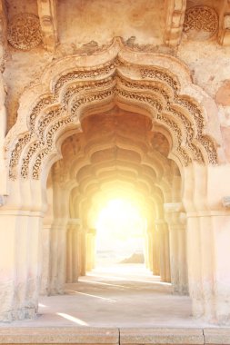 Lotus Hampi, Karnataka, Hindistan Mahal tapınakta. Güzel oyma taş kemer ve günbatımı. Goa devlet popüler turistik rotadan. Güzel hindu Tapınağı.