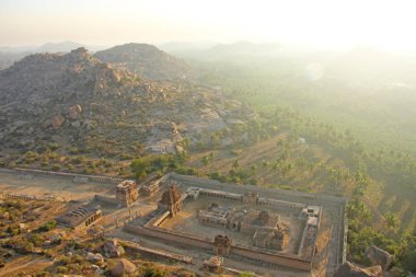 Sunrise Matanga tepe üzerinde Hampi. Yukarıdan, gökyüzünden aerophoto görüntüleyin. Hint Tapınağı Hampi güneş.