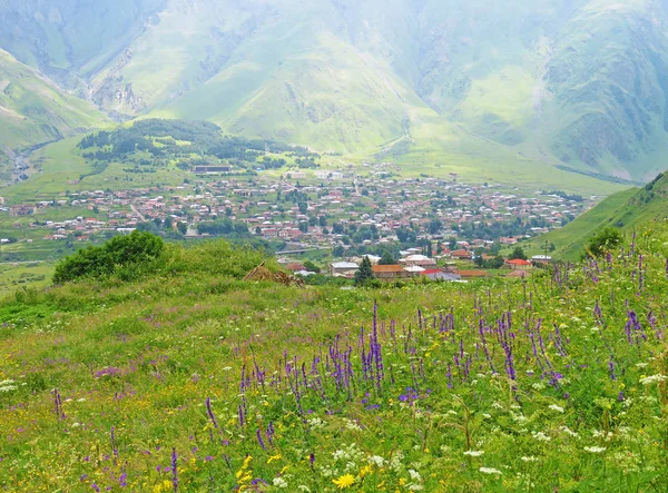 Villaggio di Stepantsminda alla sera nel distretto di Kazbegi, regione di Mtskheta-Mtianeti, Georgia . — Foto Stock