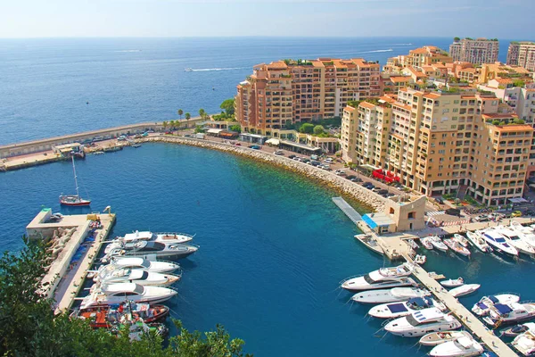 Vista panorámica de Fontvieille - nuevo distrito de Mónaco. Barcos y un complejo de apartamentos. Principado de Mónaco es una ciudad estado soberano, situado en la Riviera francesa en Europa Occidental . — Foto de Stock