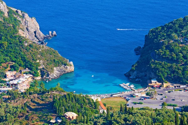 Baía com mar azul em Paleokastritsa, vista de cima na ilha de Corfu, Grécia — Fotografia de Stock