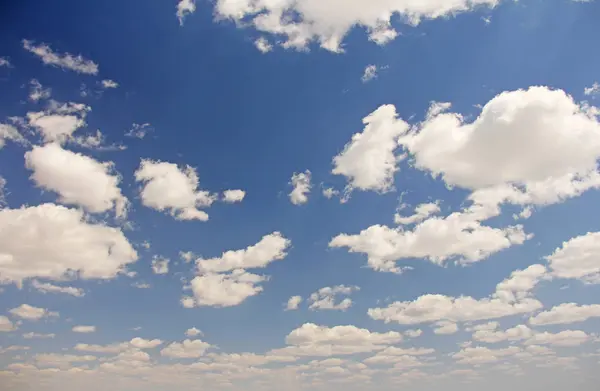 Hermosas nubes blancas, sol y cielo azul como fondo . —  Fotos de Stock