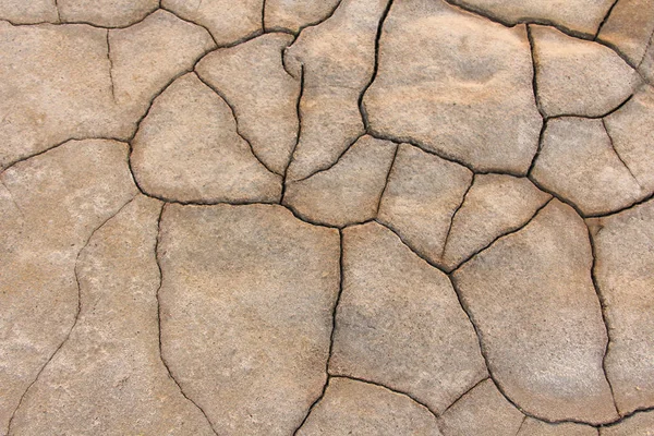 Dorre aarde. Droge gebarsten aarde achtergrond. Gebarsten modder patroon. Bodem In scheuren. Creviced textuur. Droogte land. Milieu droogte. — Stockfoto