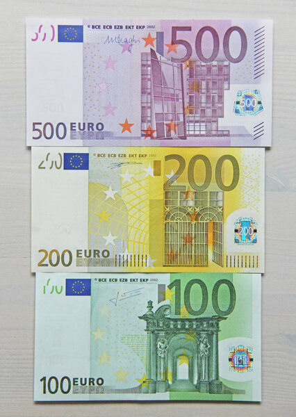 Бумажные банкноты евро разных номиналов - 100, 200 и 500 евро
.