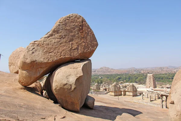 Μεγάλες μεγάλες πέτρες ογκόλιθους στο Hampi. Hemakuta hill. Επαρχεία Karnataka της Ινδίας. — Φωτογραφία Αρχείου