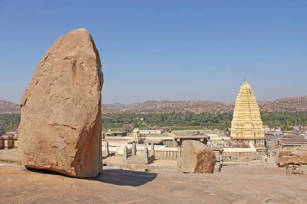 在亨比的大石头巨石。Hemakuta 山和 Virupaksha Temle。卡纳卡, 印度. — 图库照片