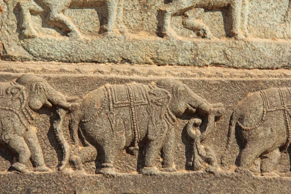 Bassorilievi in pietra sulle pareti dei Templi Hampi. Scavare pietra sfondo antico. Figure scolpite in pietra. Patrimonio mondiale dell'Unesco. Karnataka, India. Recinzione reale . — Foto Stock