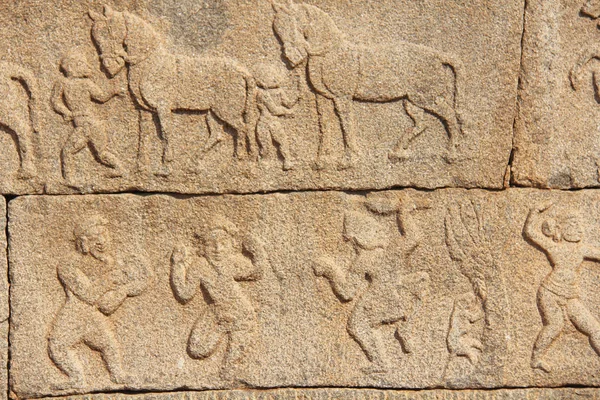 Baixo-relevos de pedra nas paredes em Templos Hampi. Esculpir pedra fundo antigo. Figuras esculpidas feitas de pedra. Património Mundial da Unesco. Karnataka, Índia. Cerco real . — Fotografia de Stock