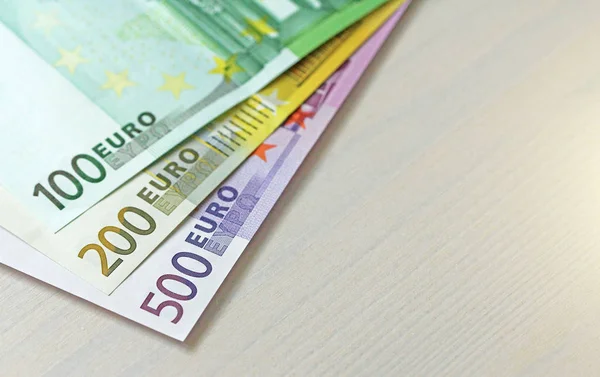 Euro. Notas de euro de diferentes denominações - 100, 200 e 500 euros . — Fotografia de Stock
